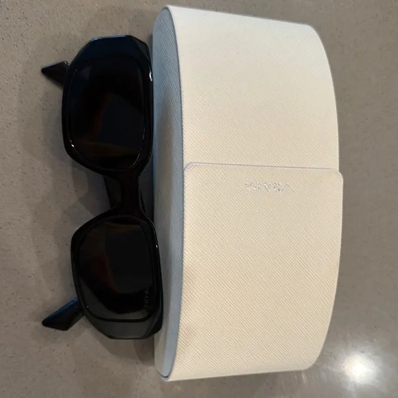 Prada sunglasses. Never worn. Case included. m_67906dcfc383723c1aab69d6.jpg main image 4